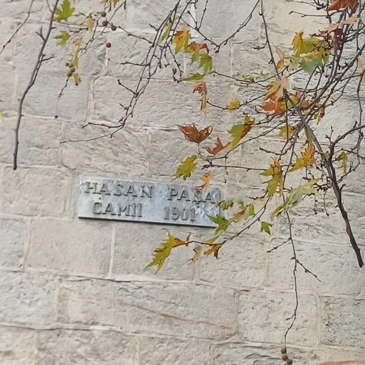 Hasanpaşa Camii’nin adını taşıyan levha, Aralık 2025