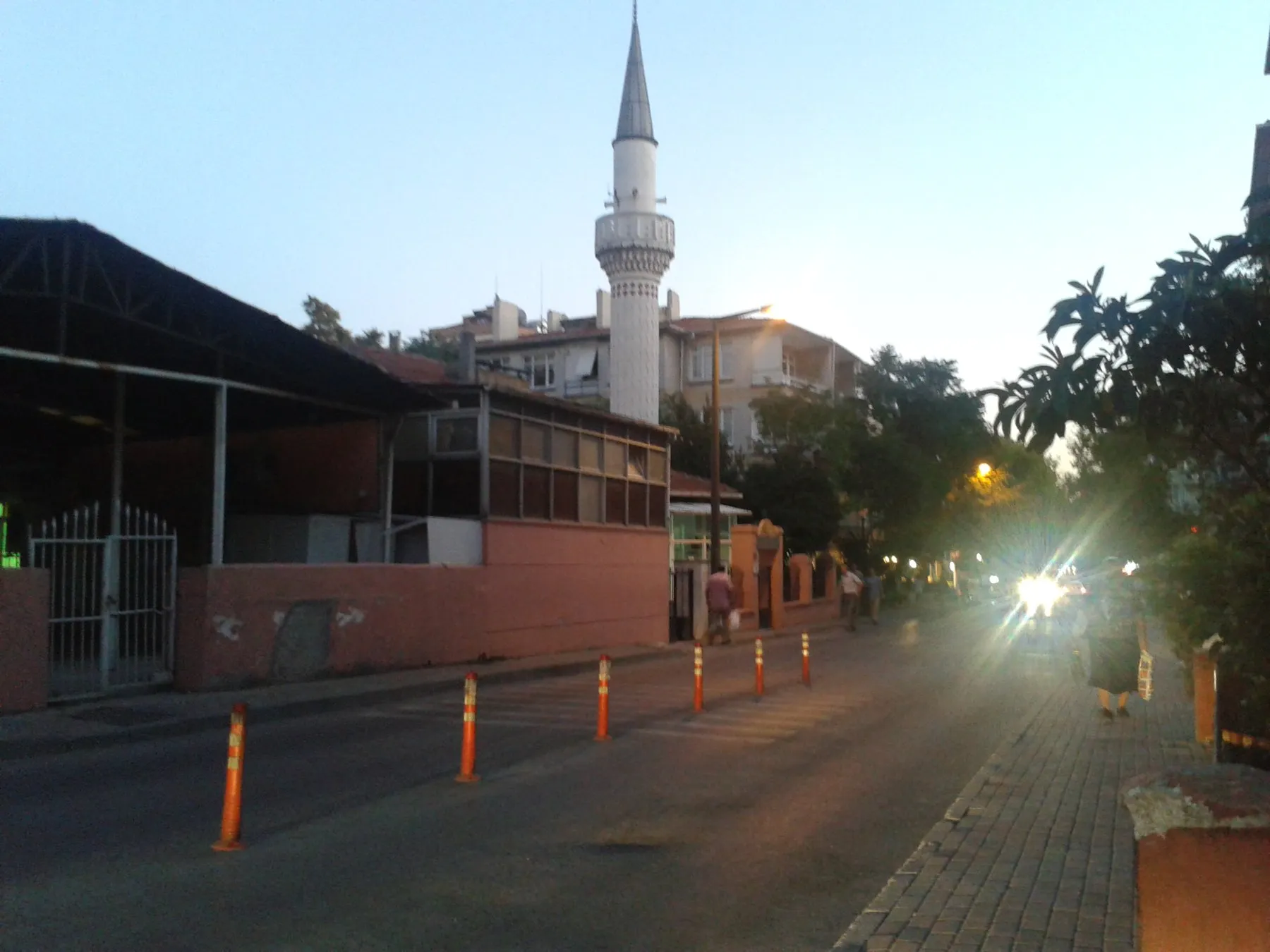Tuğlacıbaşı Camii’nin sokaktan görünümü, Eylül 2013