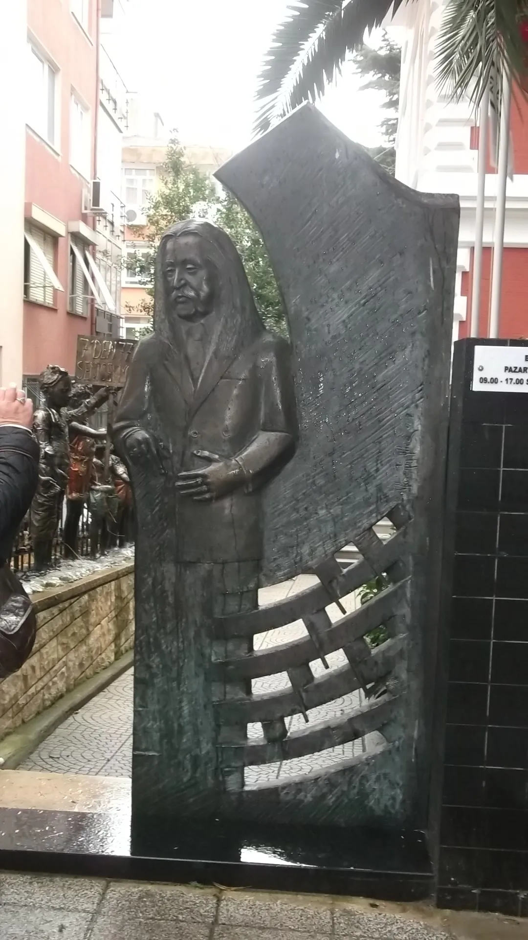 Bahçe girişindeki Manço anıtı · Ocak 2013