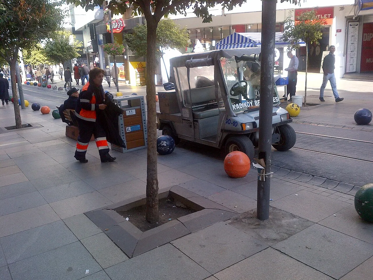 Bahariye Caddesi’nden bir sokak görünümü