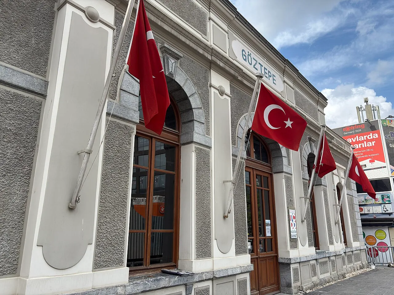 Tarihî Göztepe istasyonunun girişi · Eylül 2025