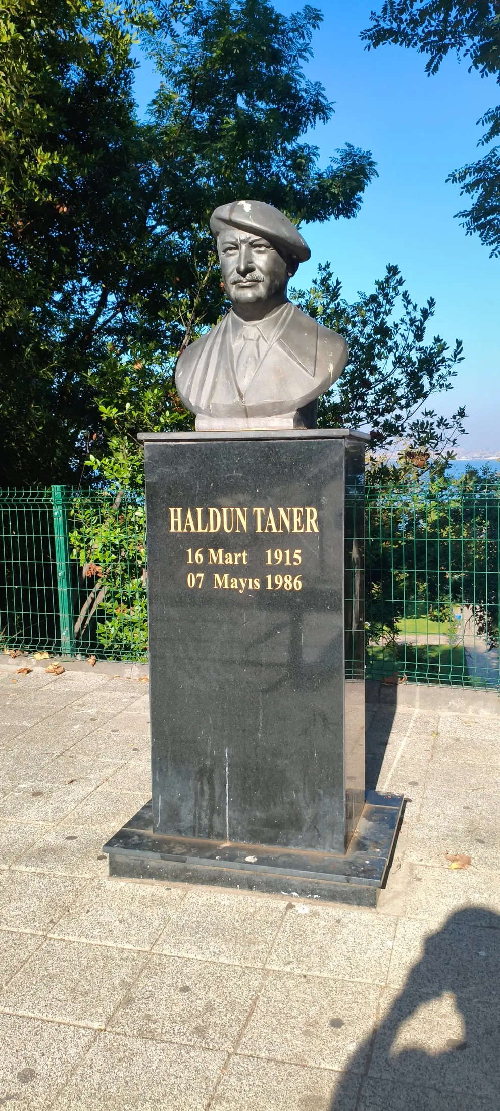 Mühürdar’daki Haldun Taner büstü