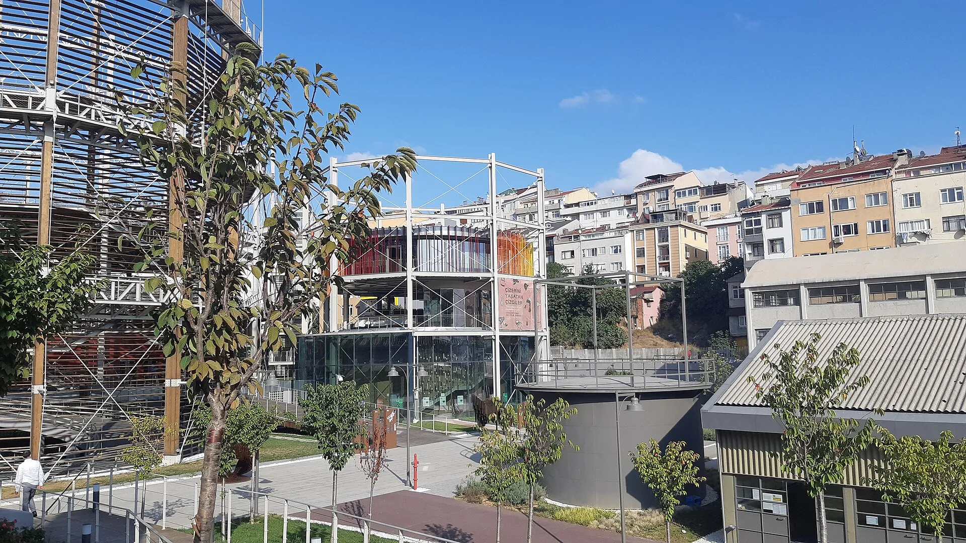 Yerleşke ile mahalle yan yana, Eylül 2021