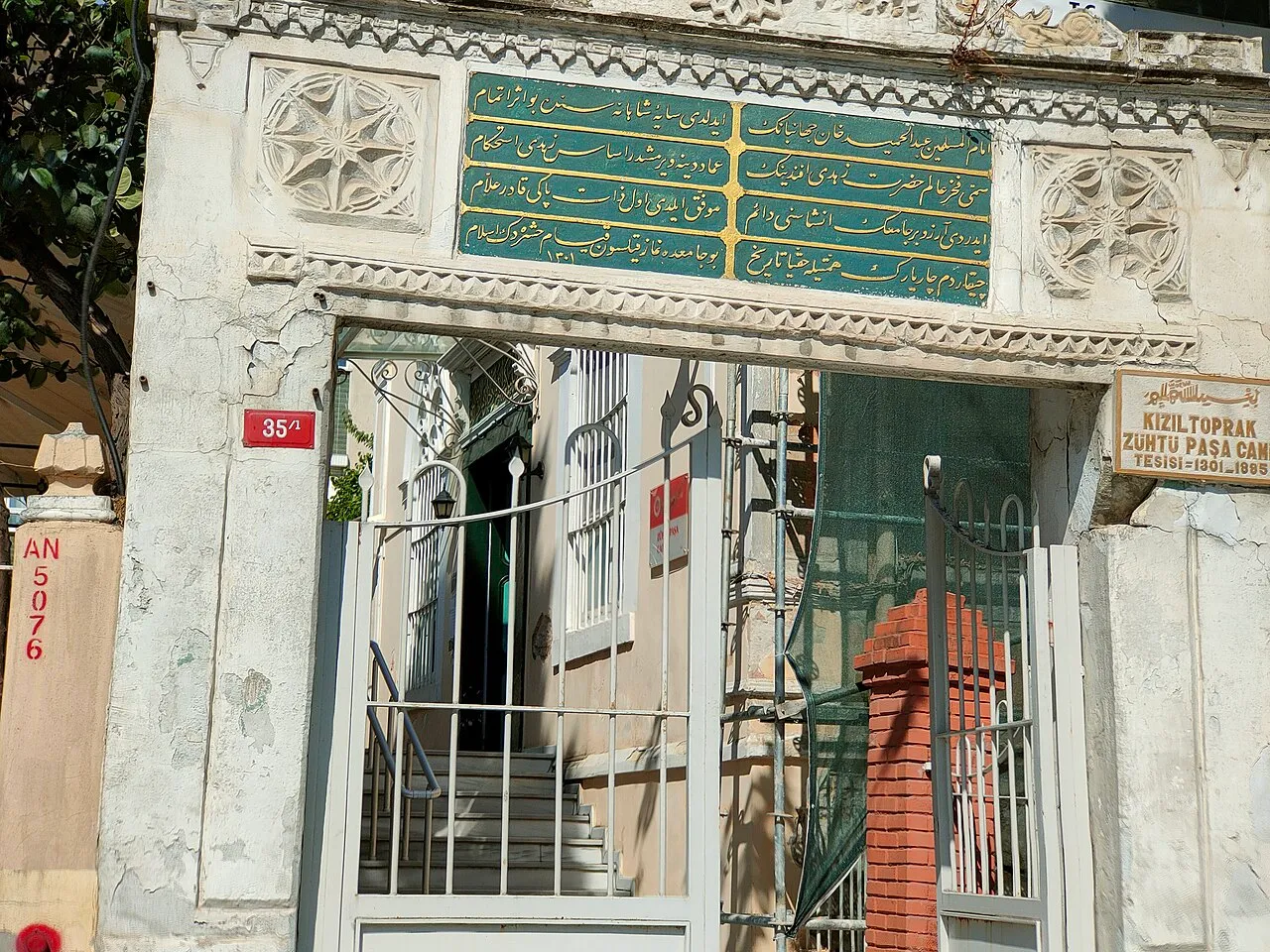 Zühtü Paşa Camii’nin avlu kapısı · Temmuz 2024