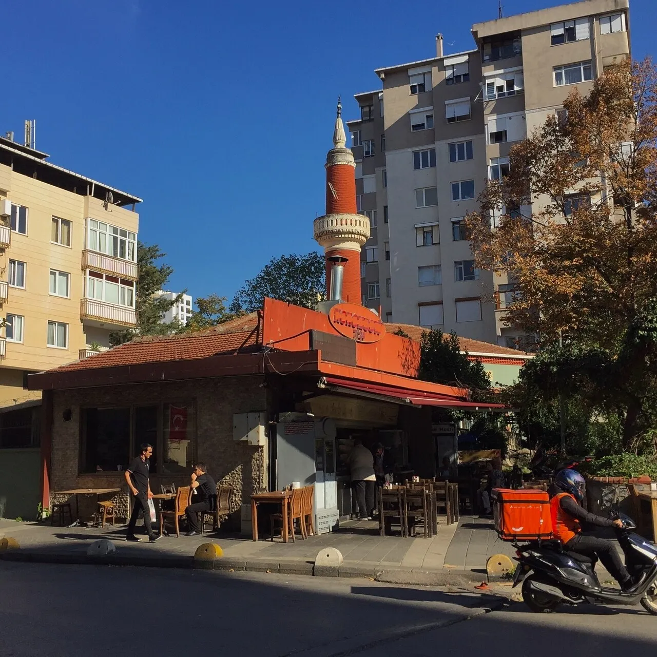 Kazasker Camii ve cadde çevresi