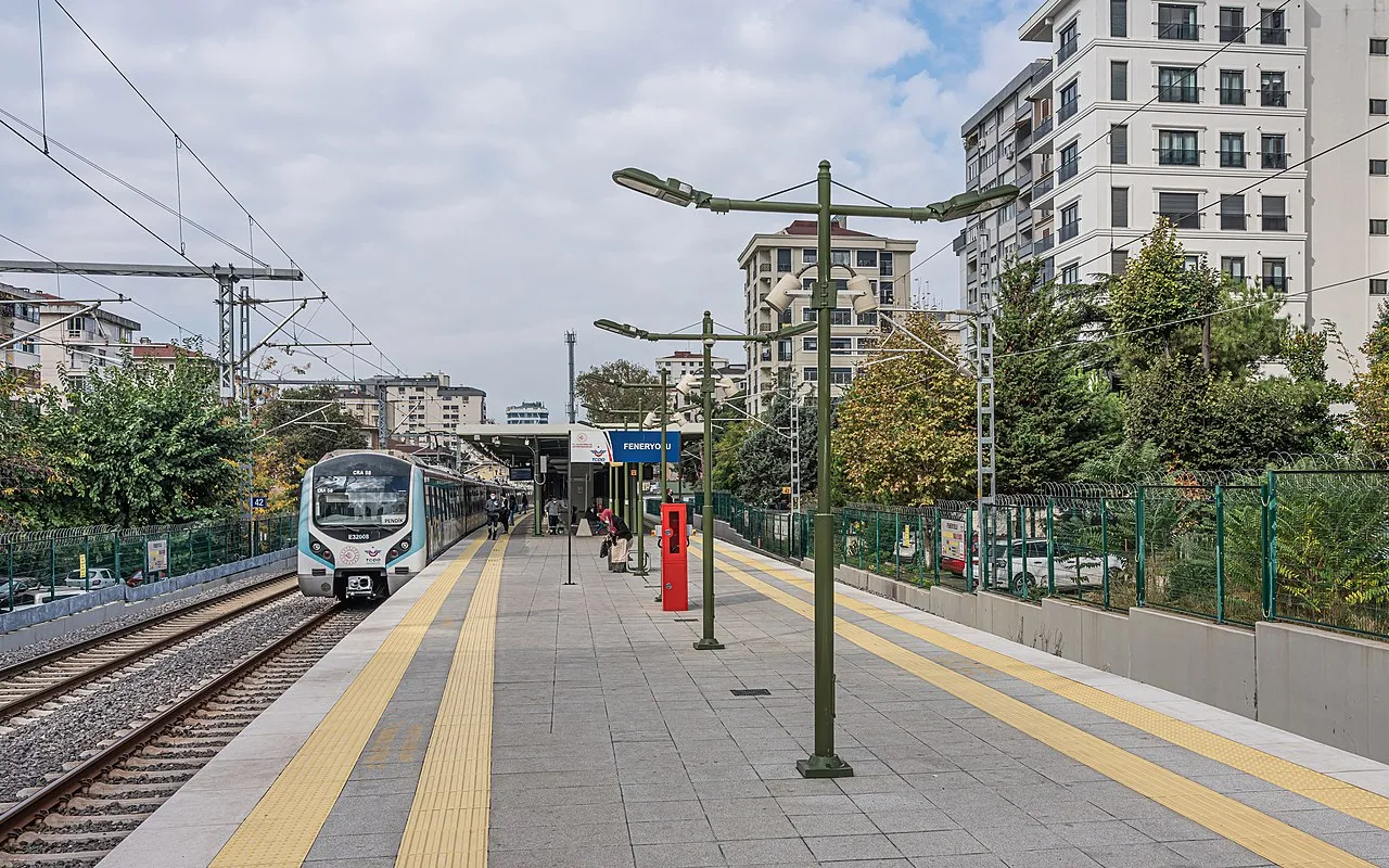 Feneryolu Marmaray istasyonunda tren, peron ve yolcu alanı, Kasım 2021