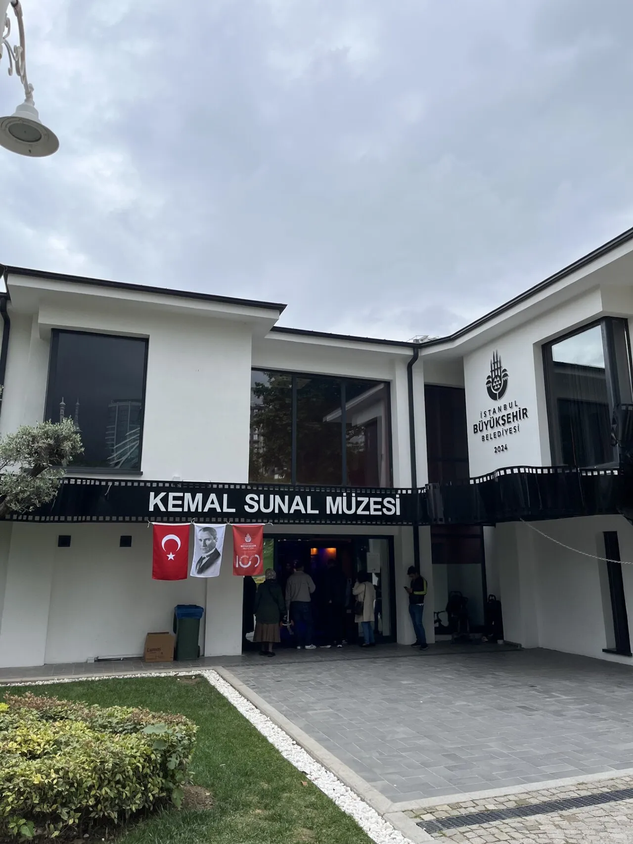 Kemal Sunal Müzesi’nin park içindeki girişi
