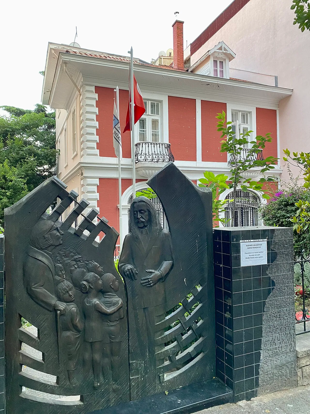 Barış Manço Evi’nin bahçe kapısı ve kırmızı cephesi