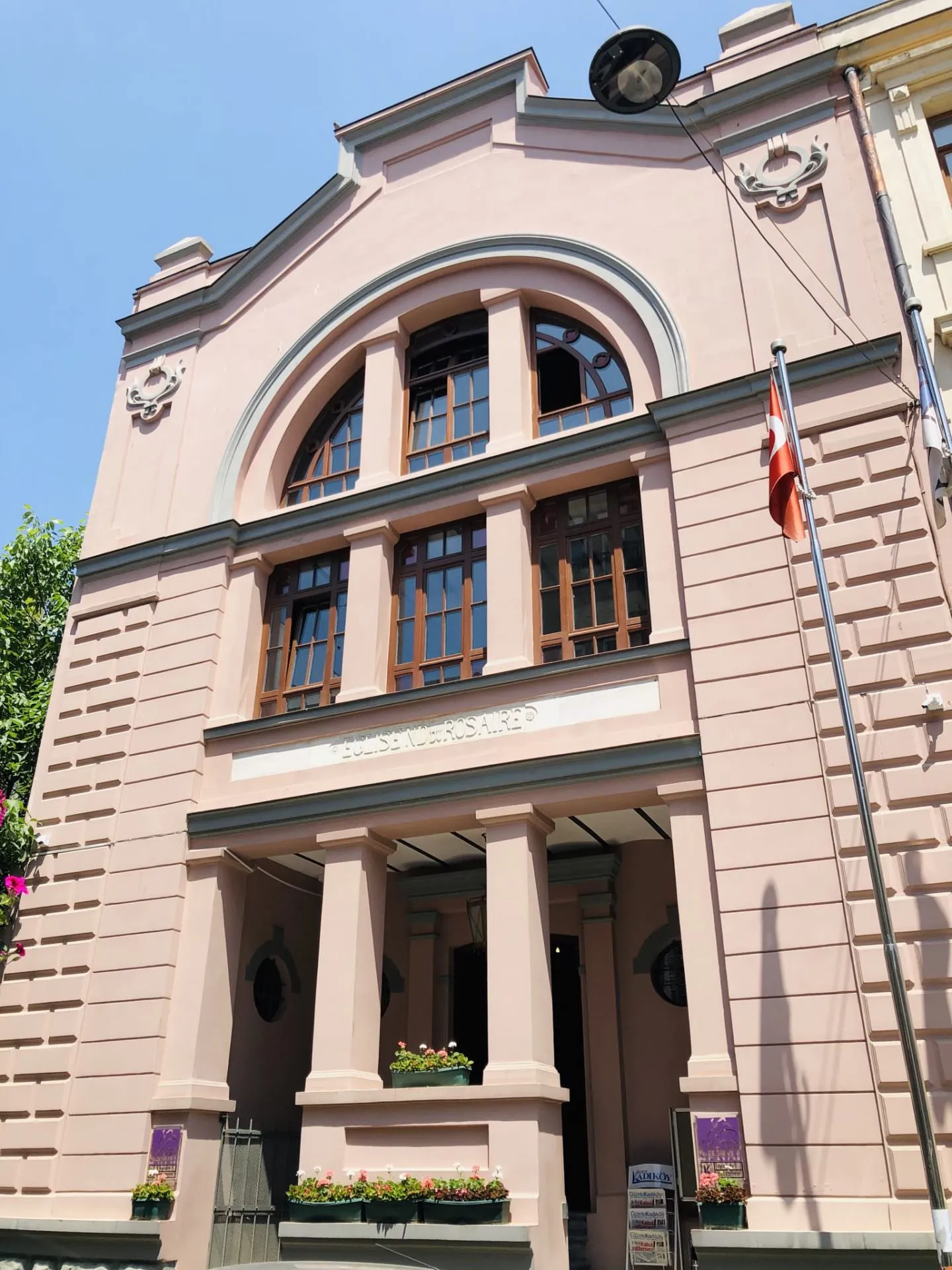 Yeldeğirmeni Sanat’ın sütunlu ön cephesi