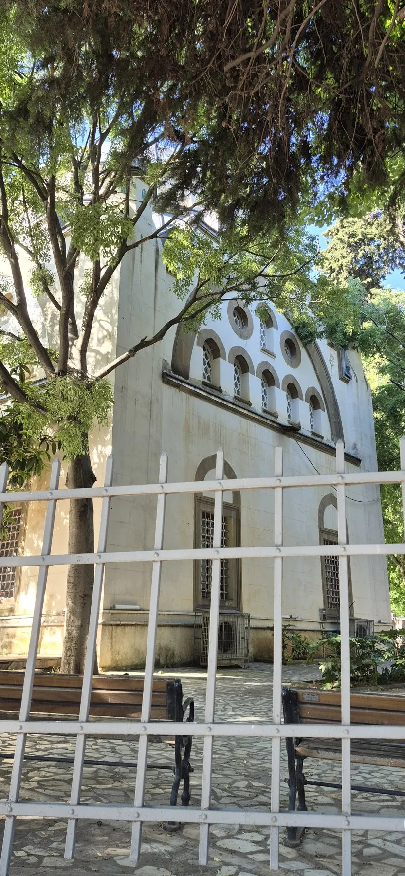 Kuloğlu Camii’nin avlu sınırı, Mayıs 2026