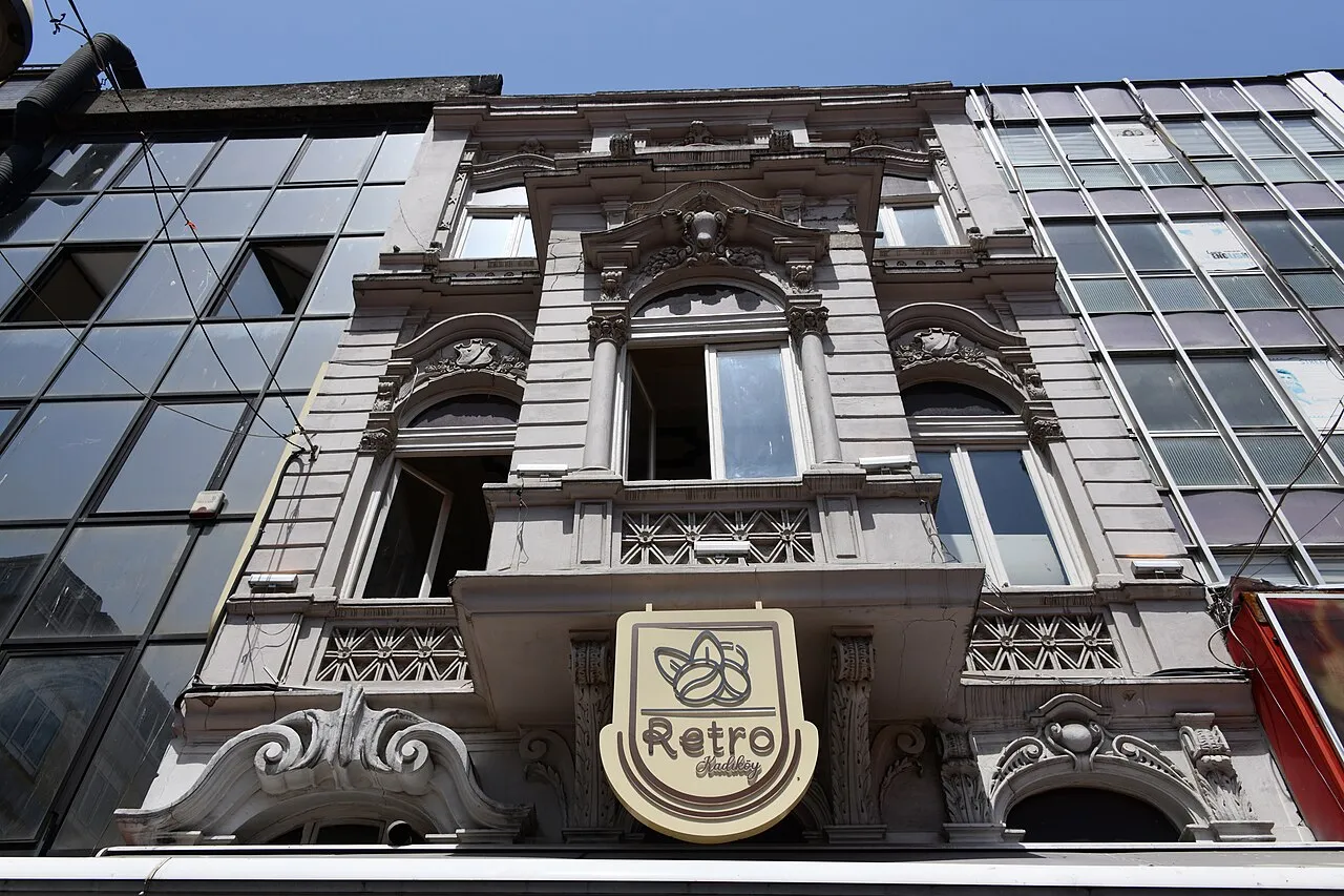 Mühürdar Caddesi’nde tarihî cephe ile komşu yapılar, 2024