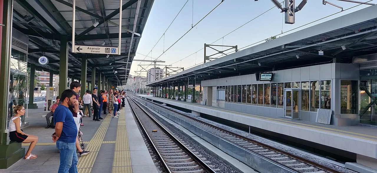 Söğütlüçeşme Marmaray istasyonunda doğu yönüne bakış, Temmuz 2019