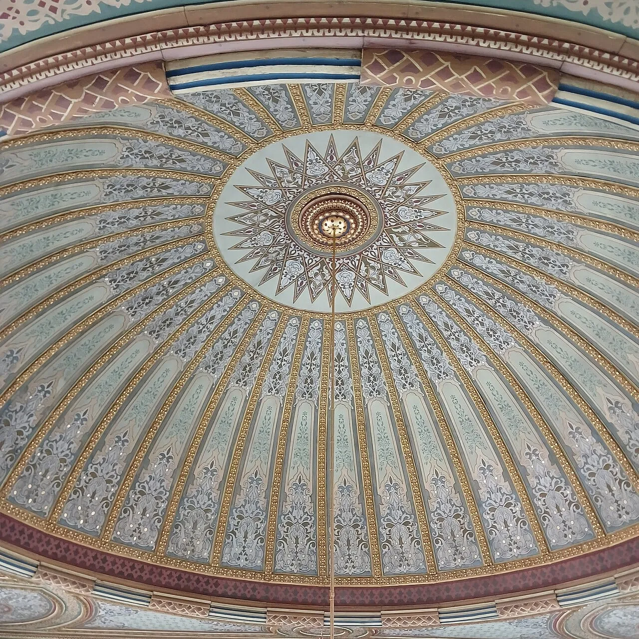 Tavanın merkezindeki bezeme, Aralık 2025
