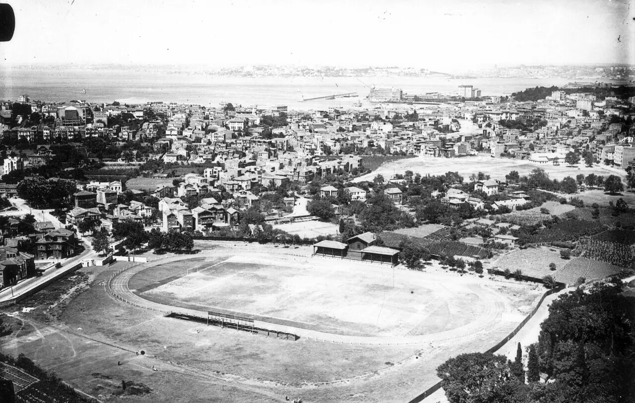 Fenerbahçe Stadyumu ve çevresindeki açık alanlar · 29 Ekim 1932
