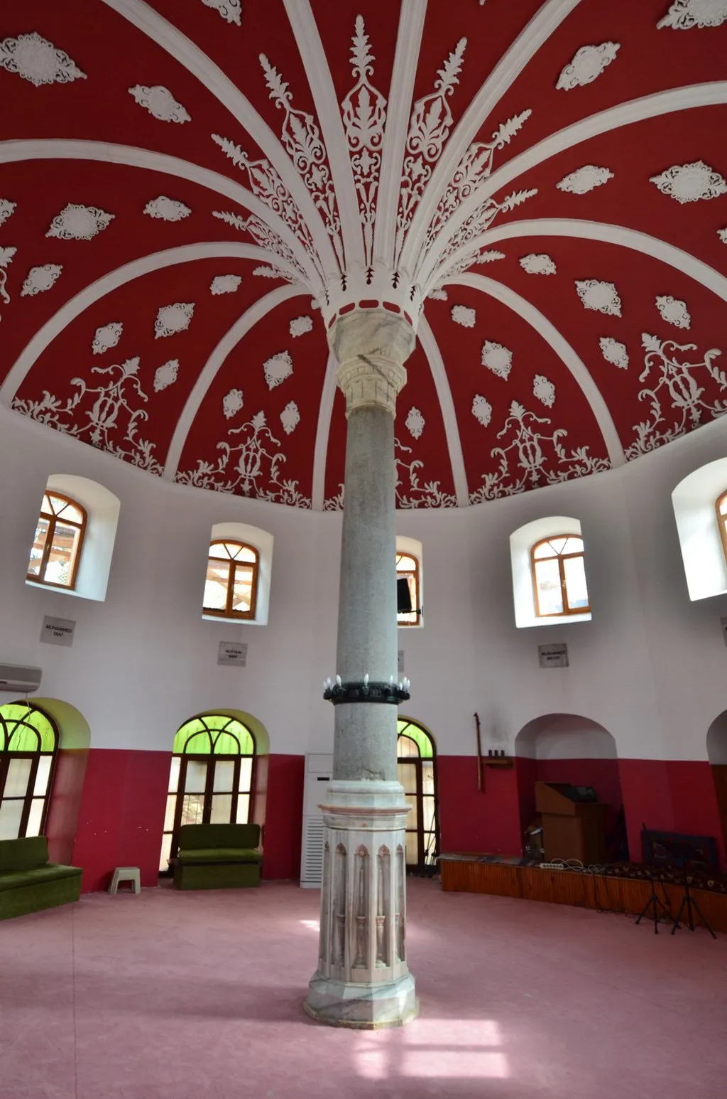 Şahkulu Sultan Dergâhı cemevinin iç mekânı