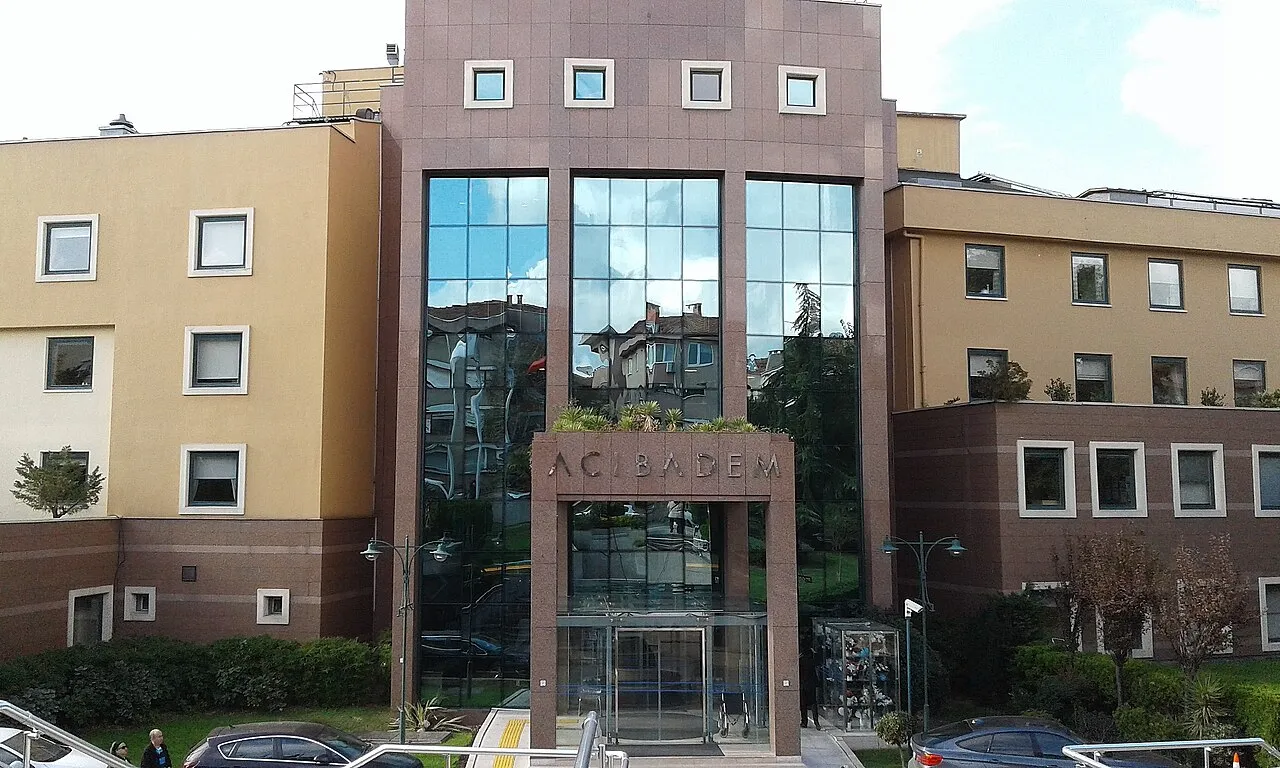 Acıbadem hastanesinin cephesi