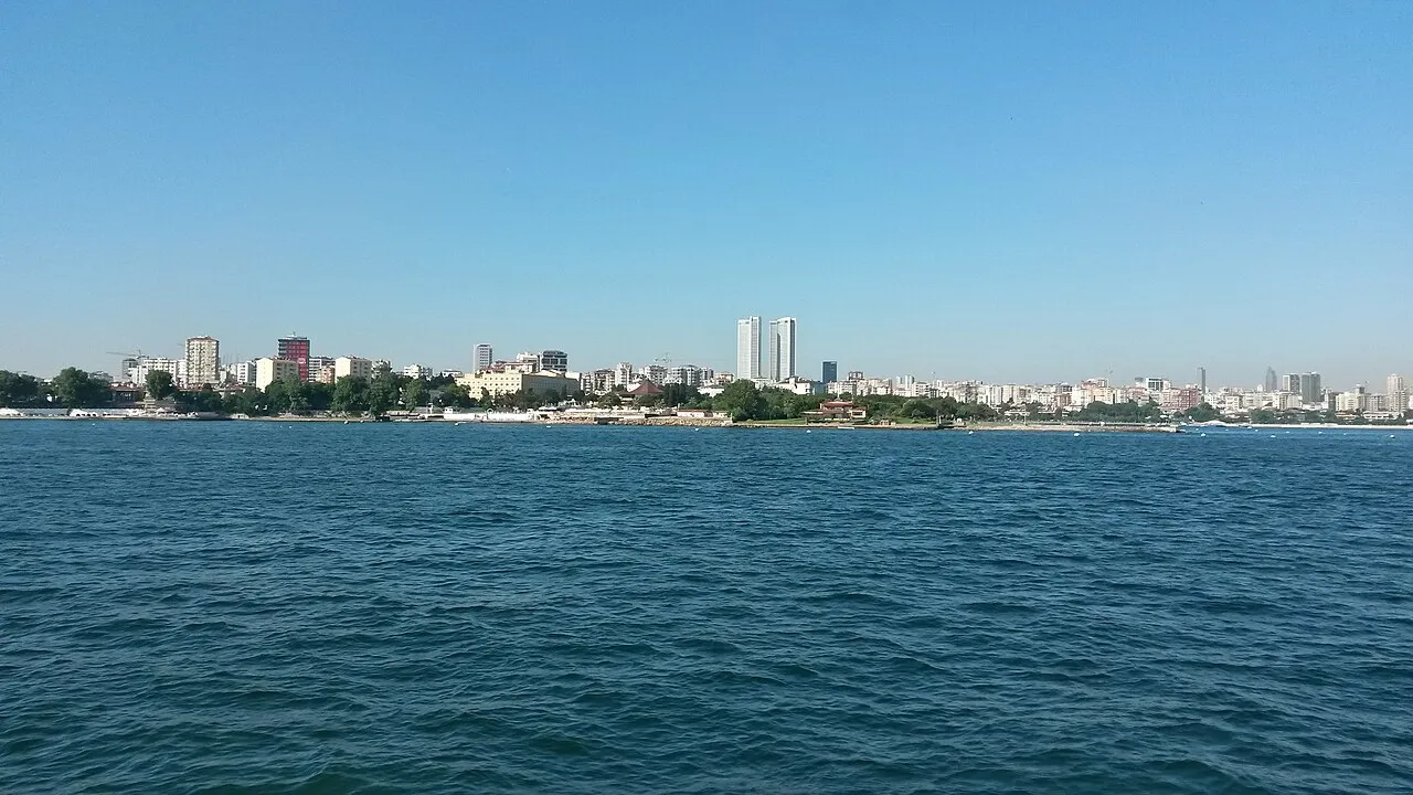 Denizden Çiftehavuzlar yönüne kıyı ve yerleşim görünümü, Haziran 2015