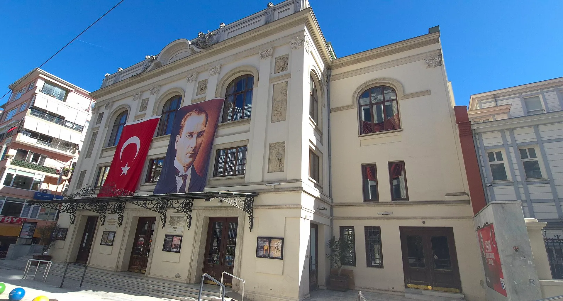 Süreyya Operası’nın girişi, Ekim 2025