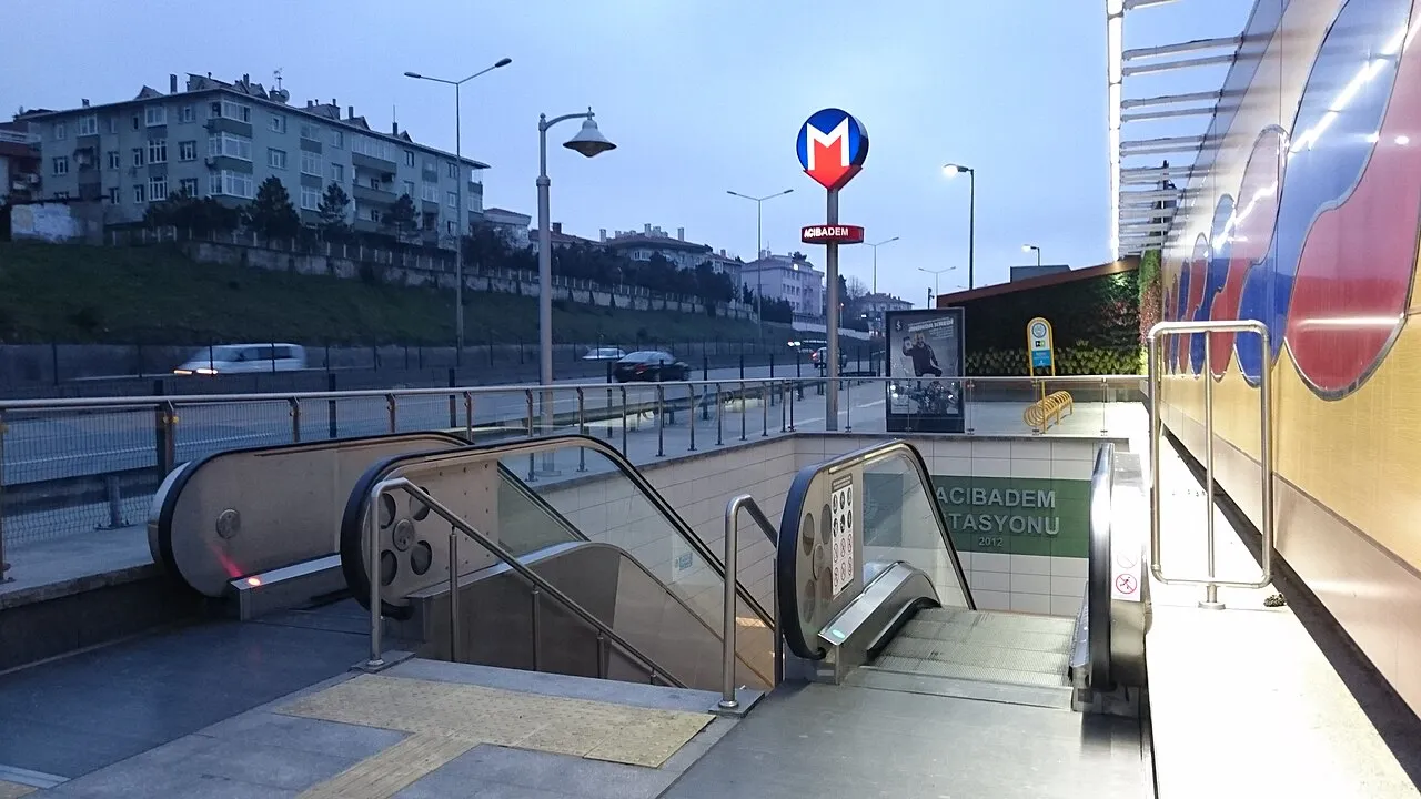 Acıbadem metrosunun dış girişi