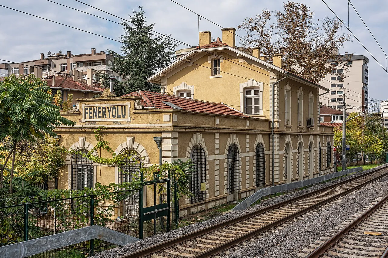 Feneryolu Marmaray istasyonu çevresindeki tarihî yolcu binası, Kasım 2021