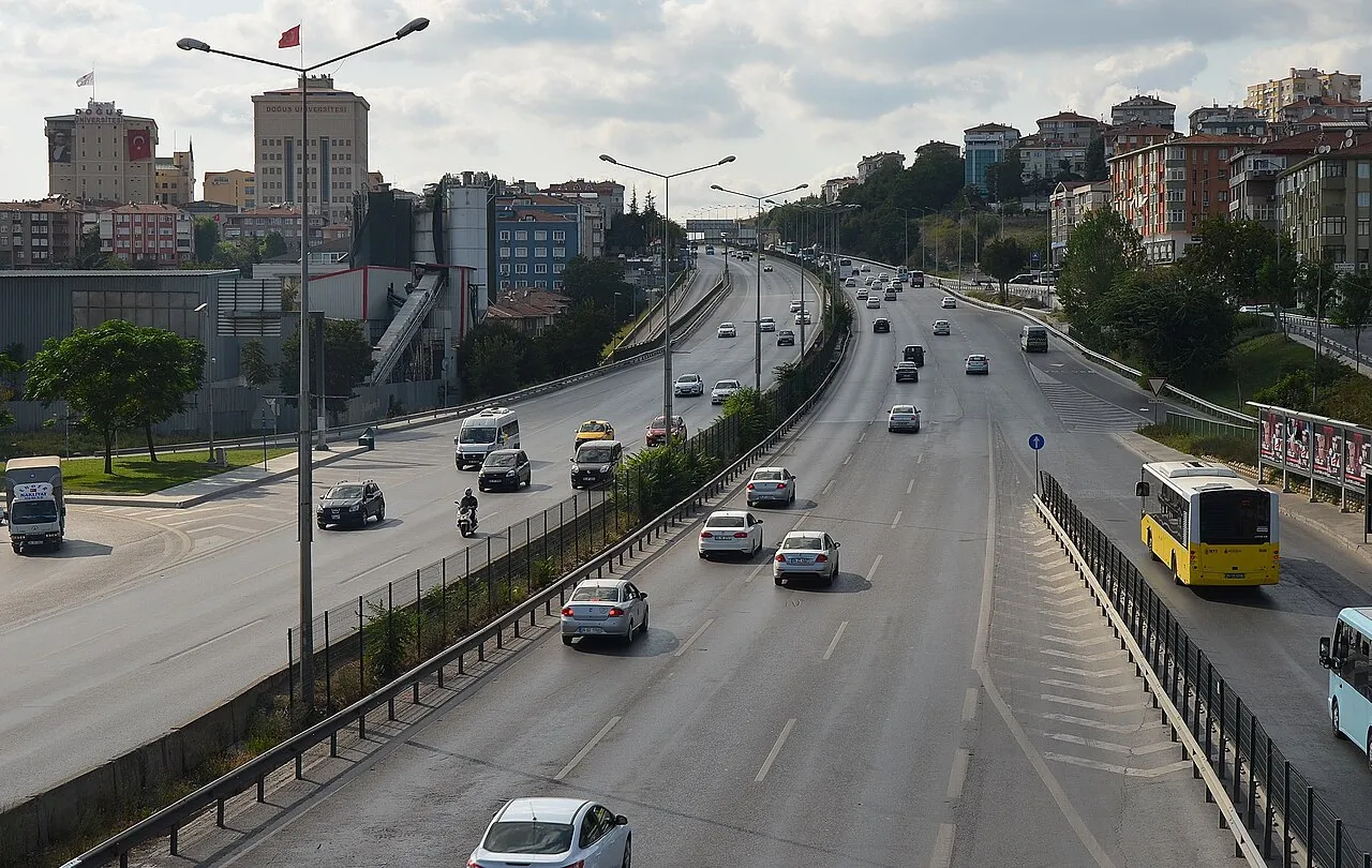 Uzunçayır’dan D-100’e bakış