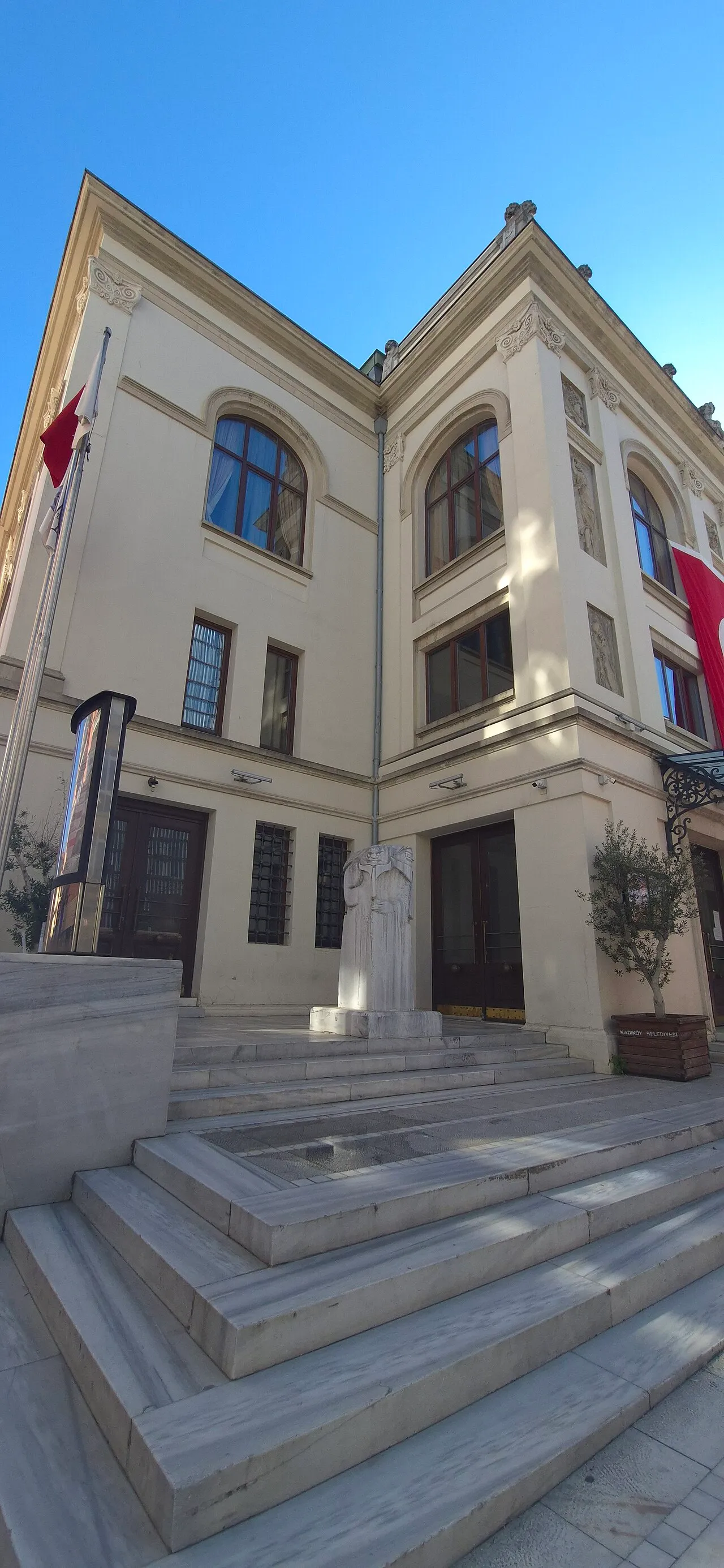Süreyya Operası’nın yan cephesi ve giriş merdivenleri