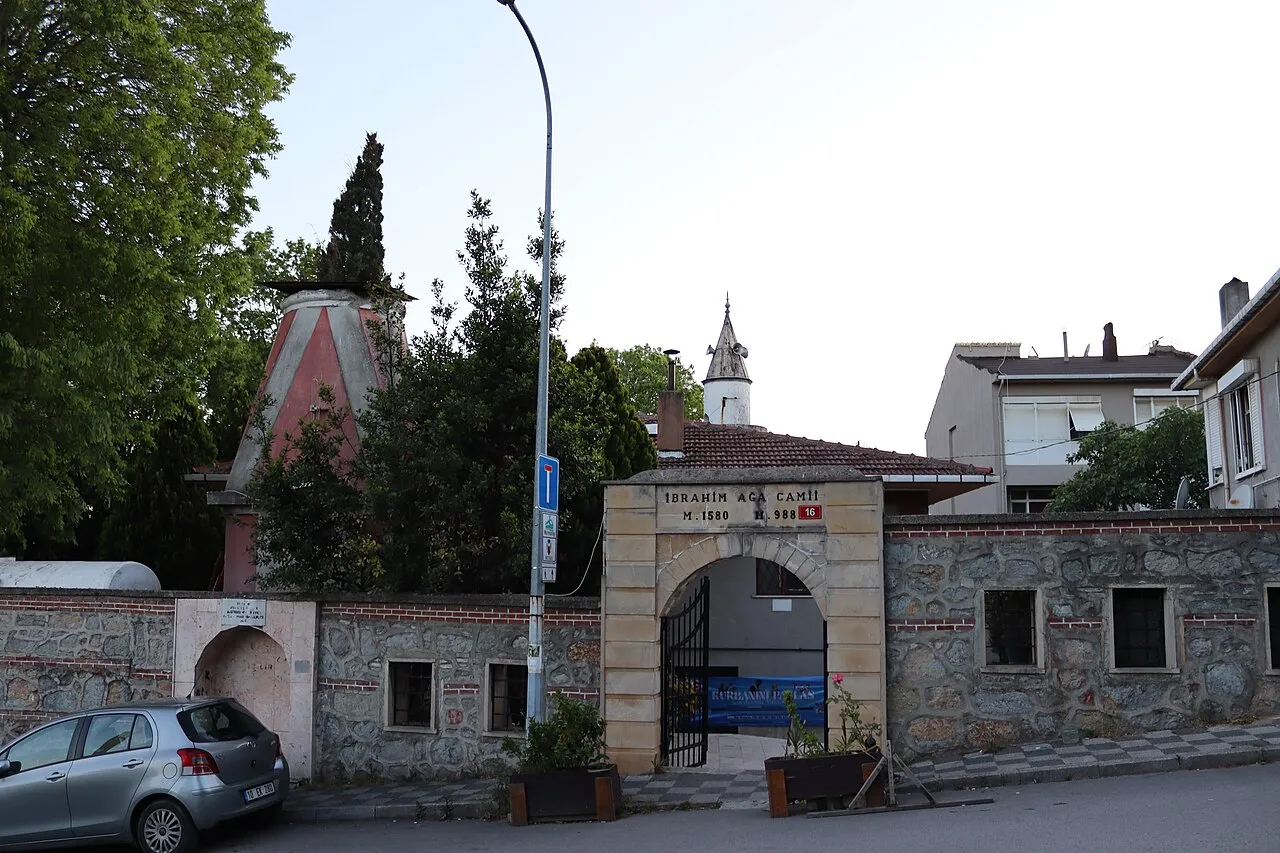İbrahim Ağa Camii’nin avlu kapısı, Mayıs 2025