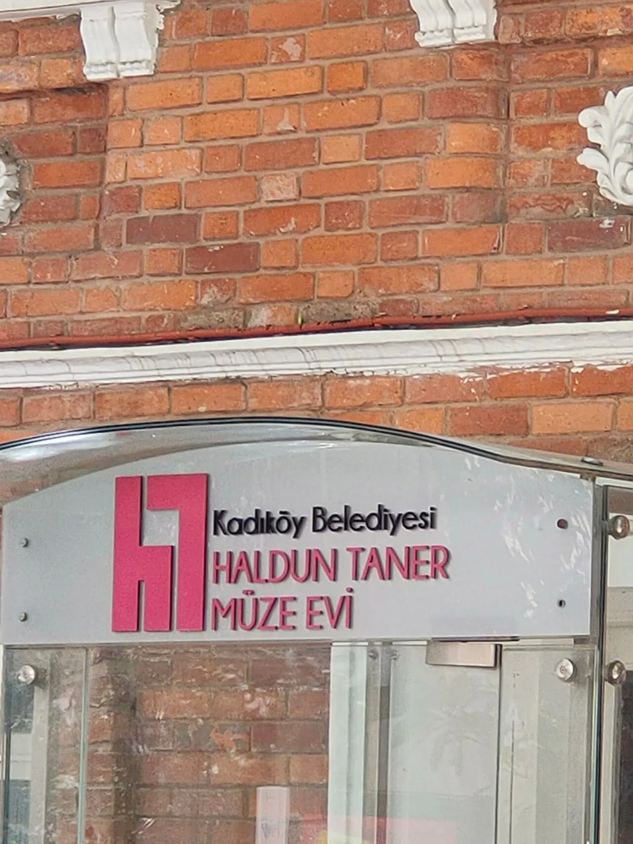 Girişteki müze tabelası