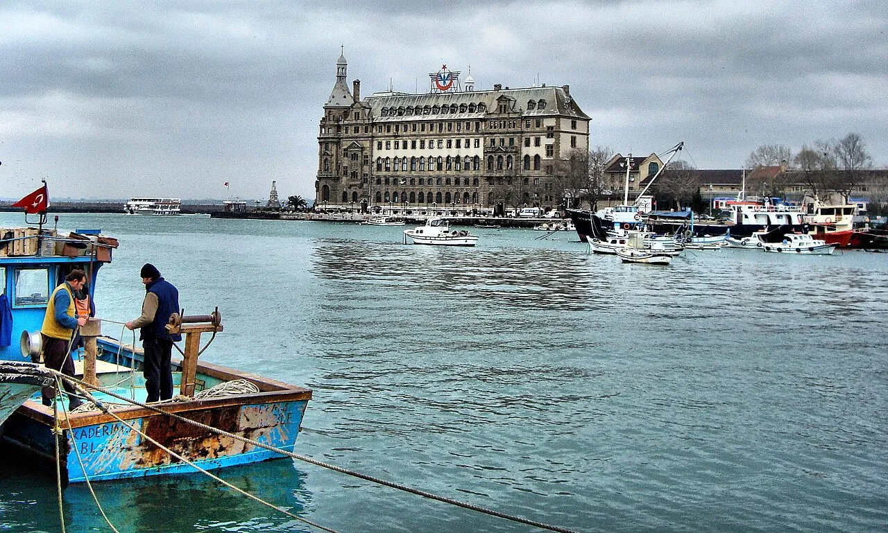 Kadıköy kıyısından tekneler ve Haydarpaşa Garı — arşiv görünümü