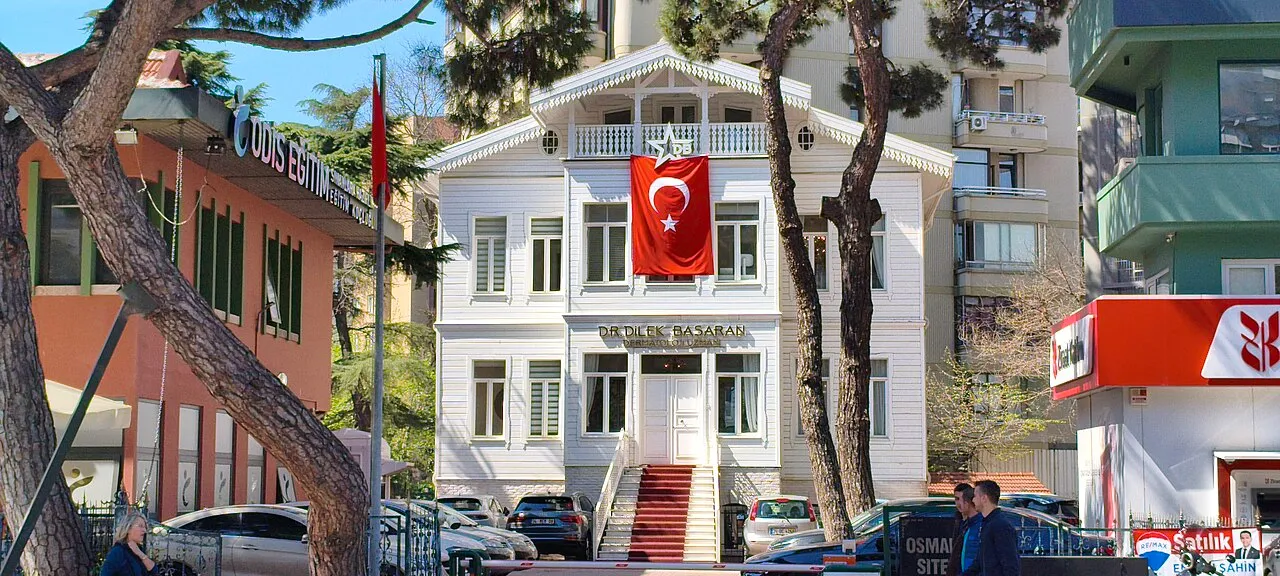 Şemsettin Günaltay Caddesi’nde ahşap yapı