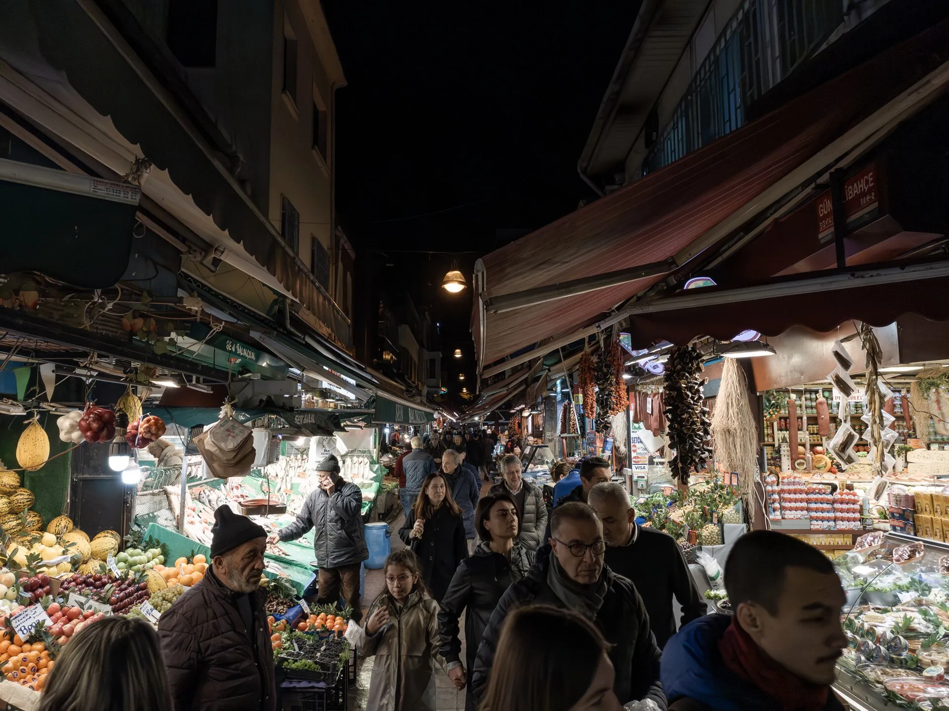 Osmanağa’da akşam alışverişi, Aralık 2019