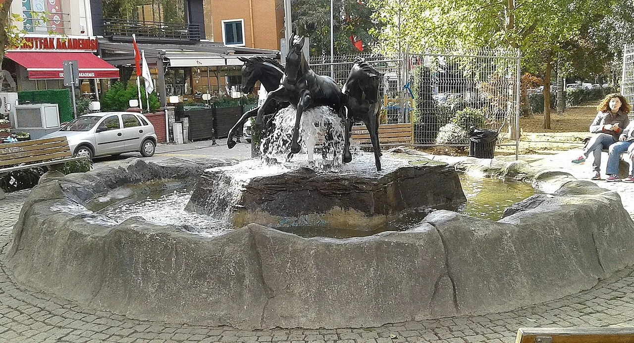 Koşuyolu Parkı’nda at heykelleri ve havuz, 2016
