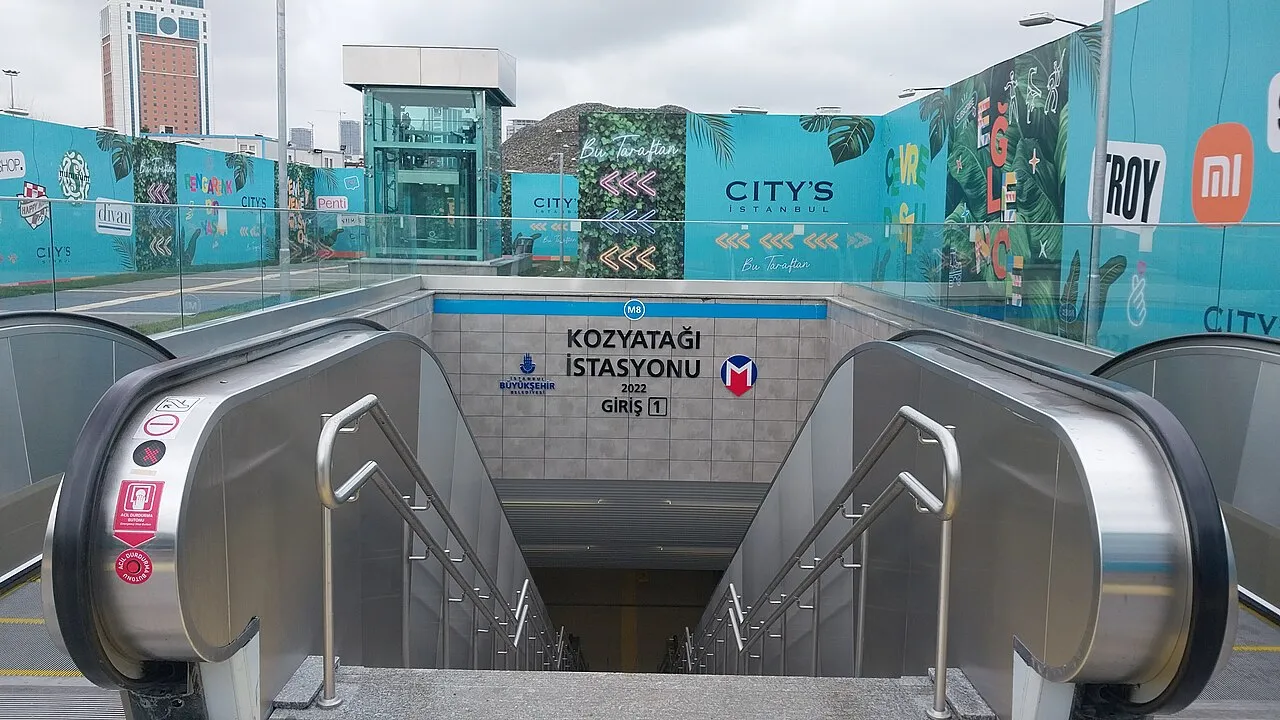 M8 Kozyatağı’nın sokak girişi