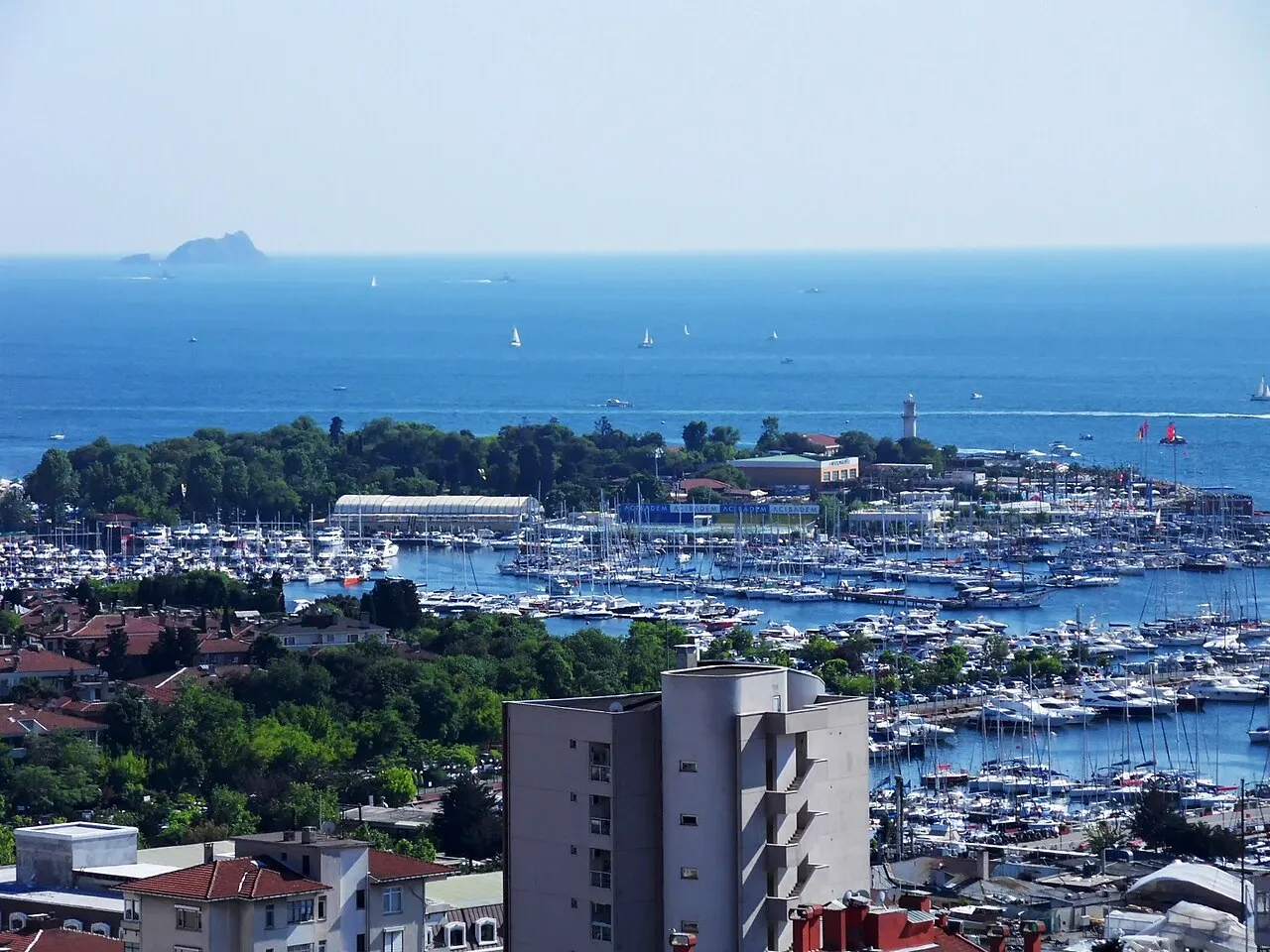 Kalamış’ta deniz ve kent görünümü