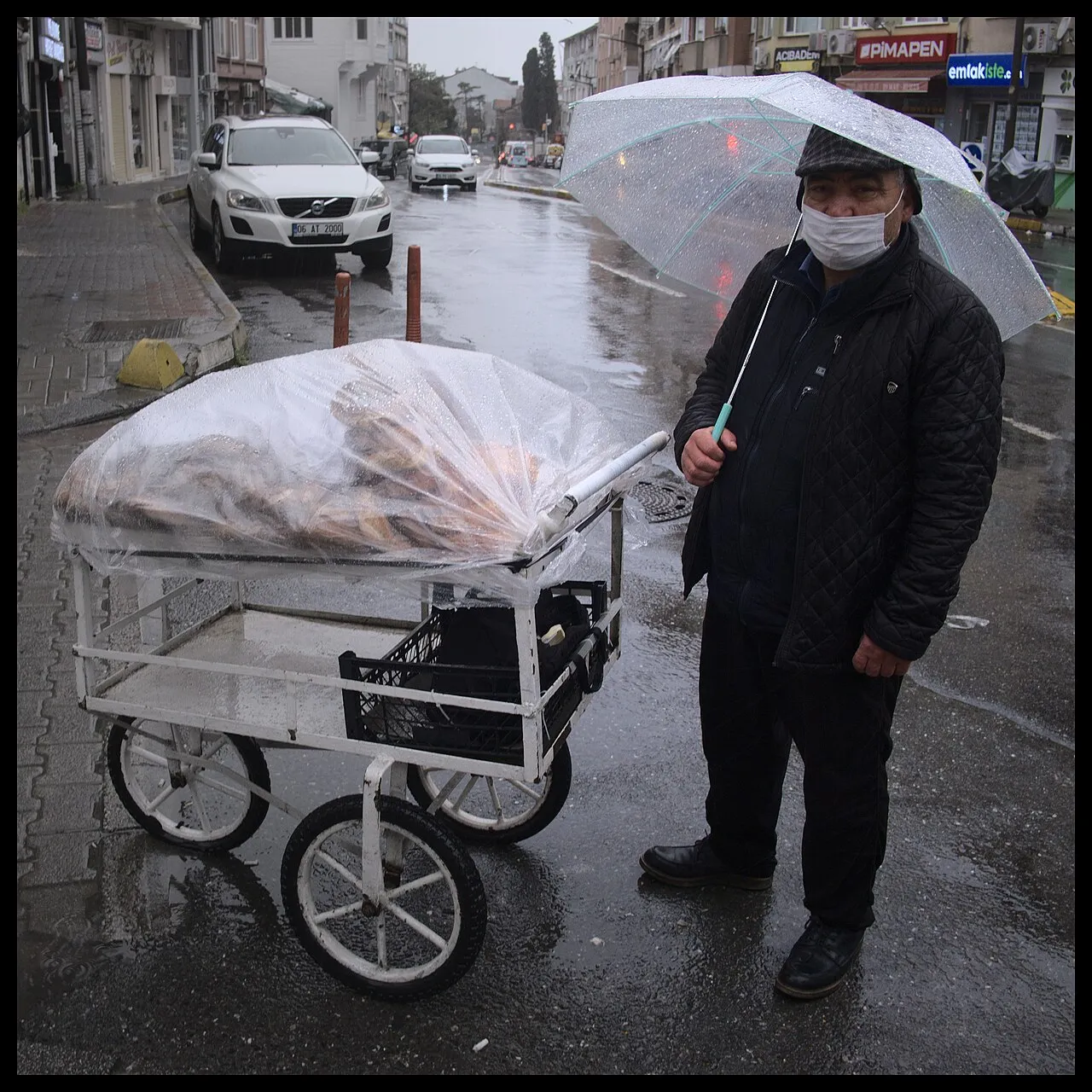 Yağmurda bir simit tezgâhı