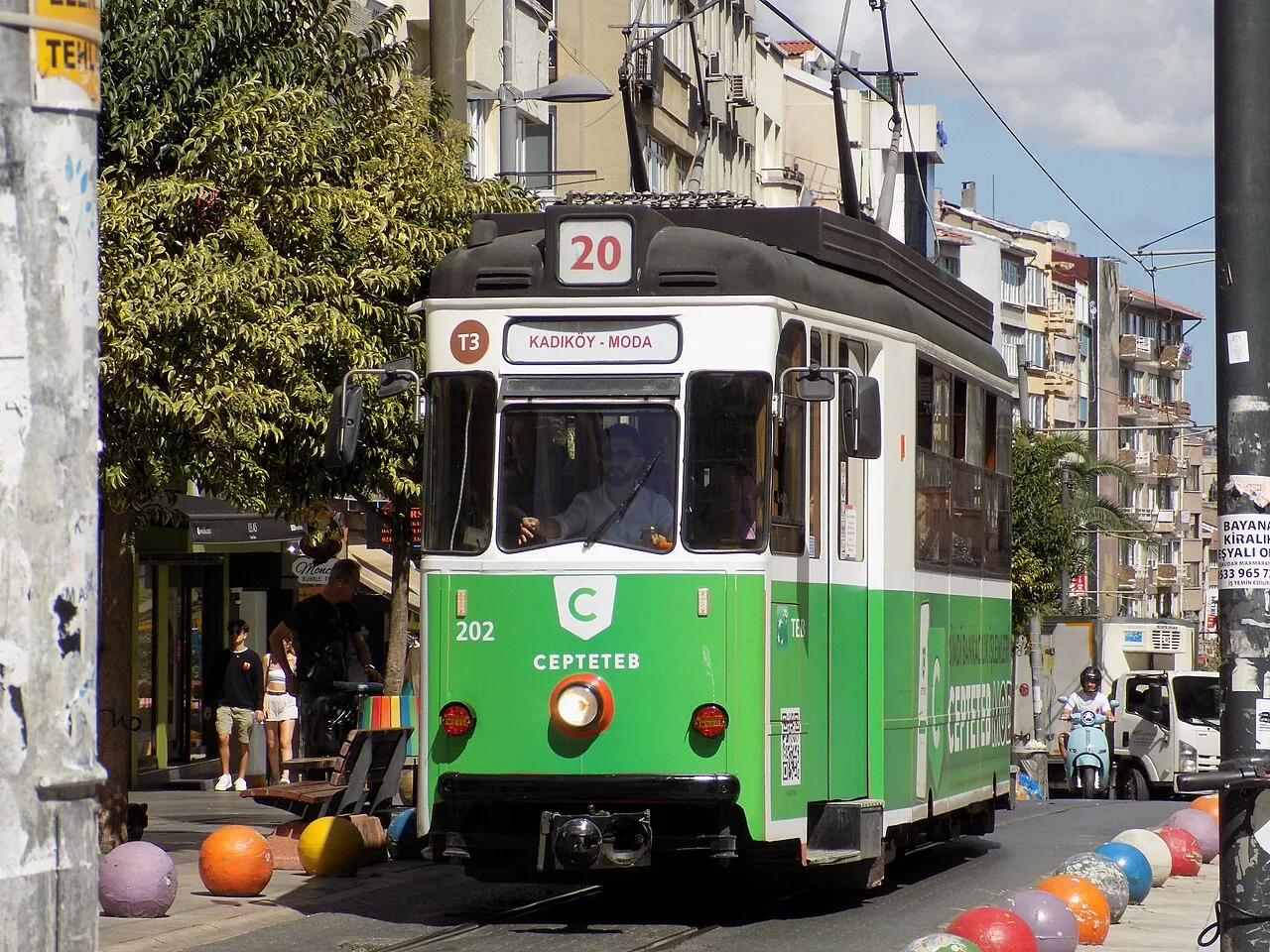 Bahariye’de tramvay ve cadde yaşamı, 2023