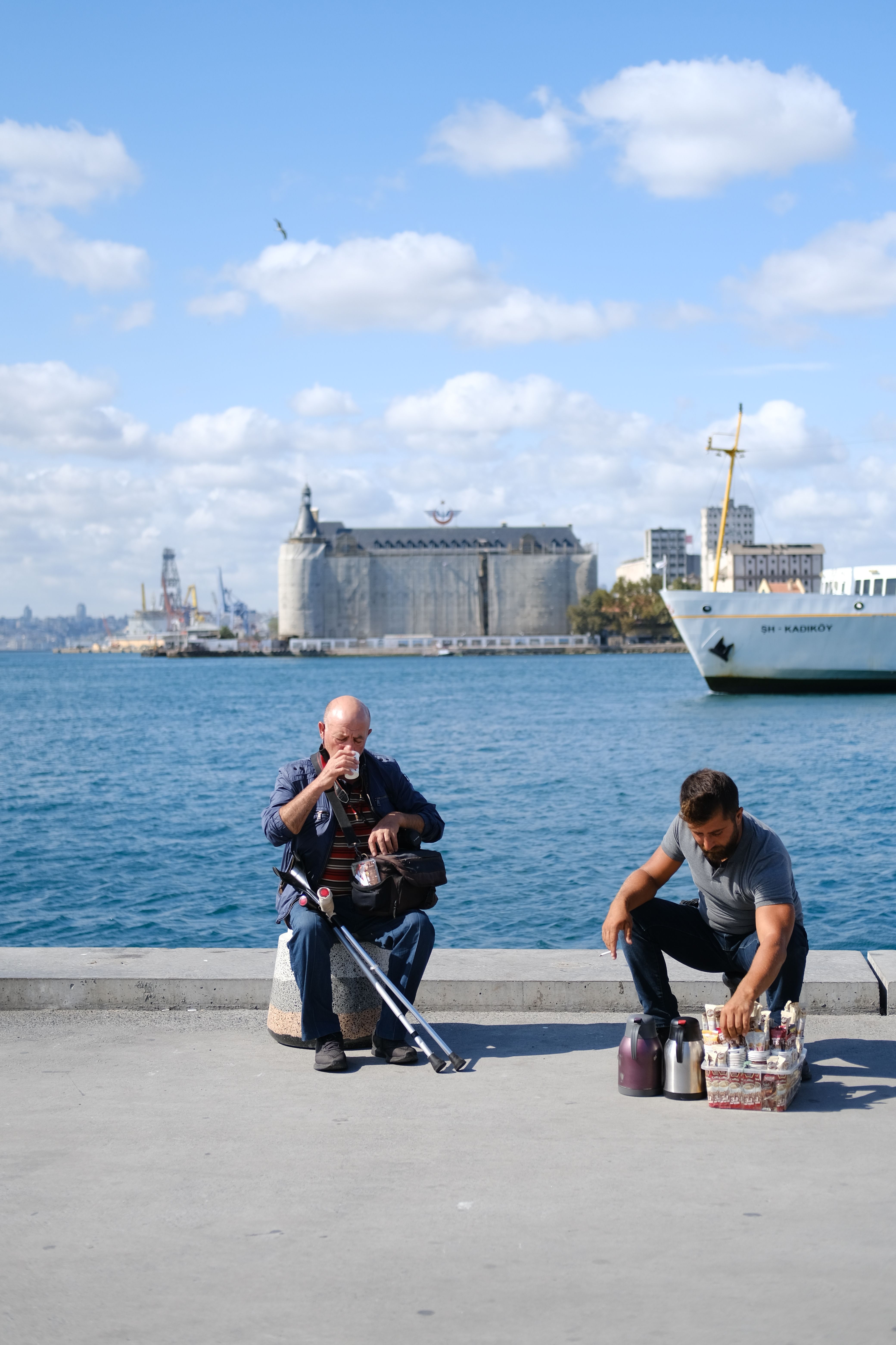 Rıhtımda Haydarpaşa manzarasına karşı bir mola