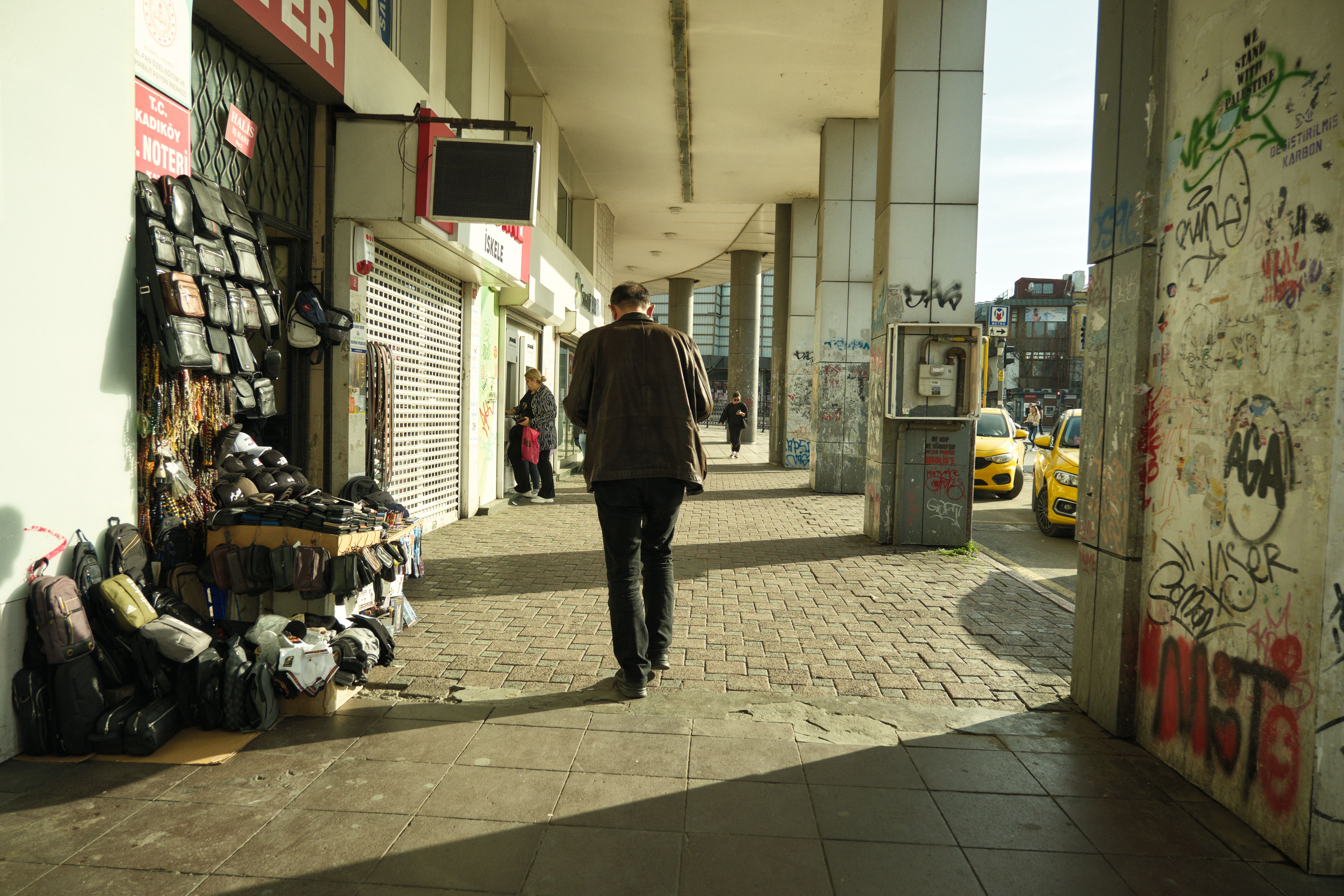 Kadıköy’de dükkânların önünde gündelik yaşam